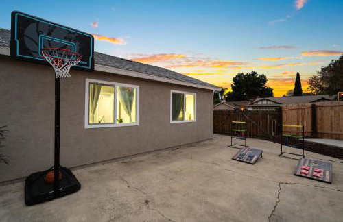 Entire Private Home with 3 Bedrooms 2 Bathrooms, Hot Tub, Garage, King Bed, Available Now - Foto 42