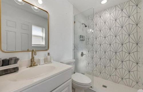 Luxury 4Bed 2Bath Hidden Gem w Backyard Oasis - Foto 16