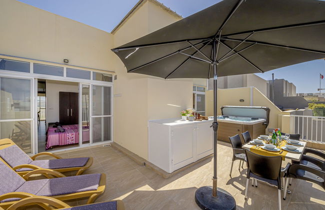 Summer Breeze Penthouse with large Terrace and Hot Tub by Getaways Malta - Foto 18