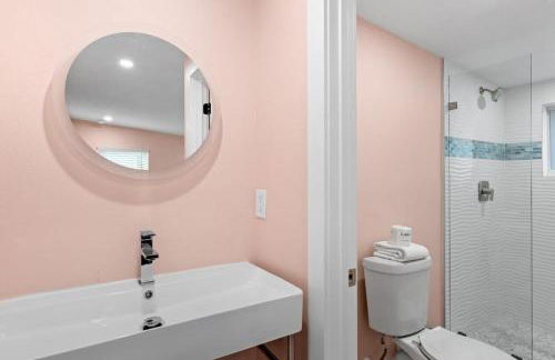 Charming Suite with Balcony and Bikes at Historic Sandpiper Inn - Foto 6