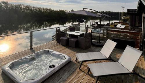 Willow's Lakeside Lodge With Hot Tub & Hi-Speed Wifi - Foto 1, sunbed, furniture