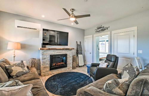 Ocean Shores Getaway with Fireplace and Hot Tub! - Foto 1