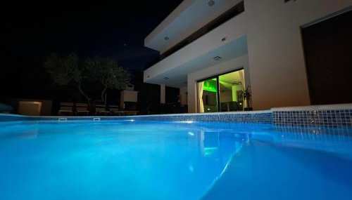 Sunluxvilla 4BR Heated Pool Jacuzzi Sauna - self check in - Photo 3