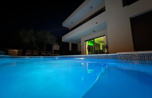 Sunluxvilla 4BR Heated Pool Jacuzzi Sauna - self check in - Photo 3