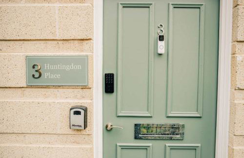 Modern Central 2 Bed Apartment with Parking - Photo 55