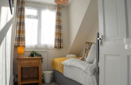 3 Bedroom home in Milton Keynes with Free Parking, WiFi and SKY TV - Foto 8