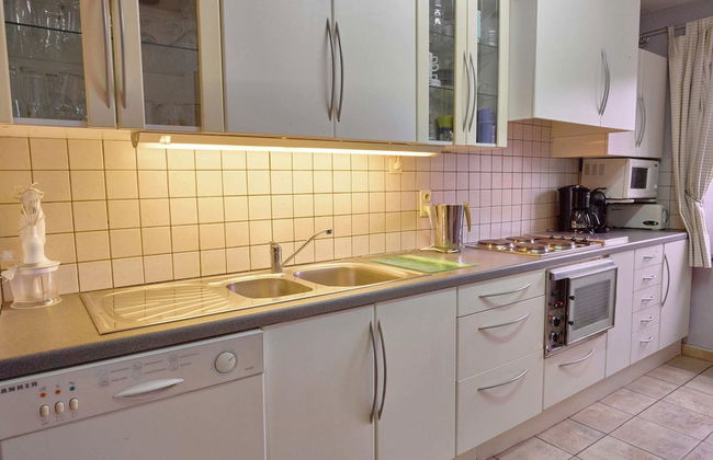 Peaceful Garden Home, Chevron - Photo 4