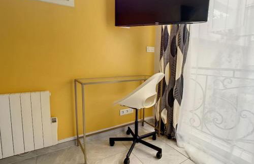 SUPERBE STUDIO HYPER CENTRE TOUT ÉQUIPÉ WIFI NETFLIX 2PERS - Foto 3