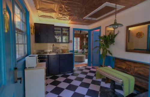 Vintage Lovers` Cabin with Jacuzzi & Lake Access - Foto 14