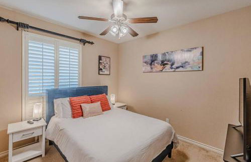 The Castle! by the Lake with Pool & Balcony West Plano - Foto 10