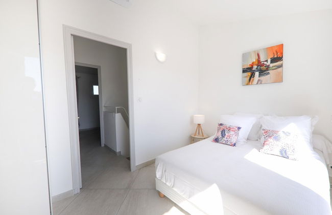 Superb Vacation Home With Pontoon - Photo 8