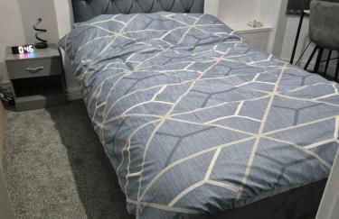 Modern 3 Bed Home Central Location free WiFi Netflix and street parking - Foto 25