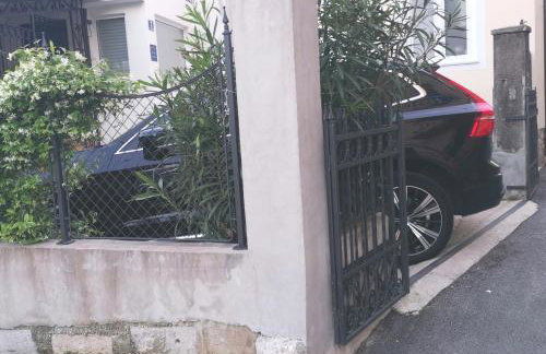 Secret Garden Apartment with private parking space - Photo 35