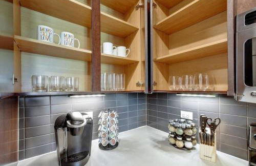 Charming Apartment in Southtown Wifi Pool Gym - Photo 14