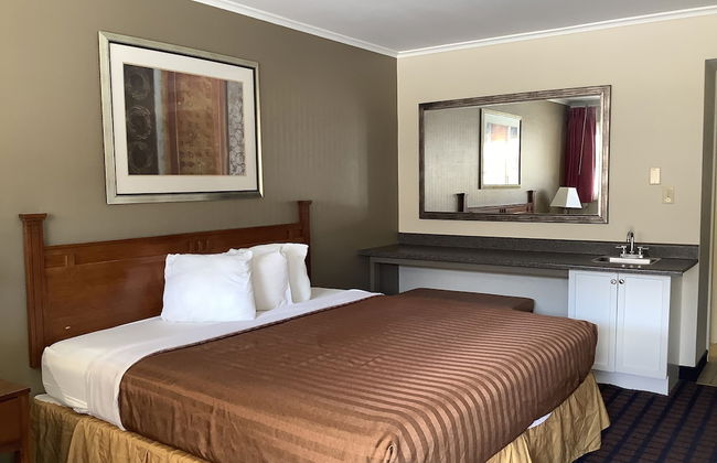 Silver Spur Vintage Inn & Suites - Photo 11