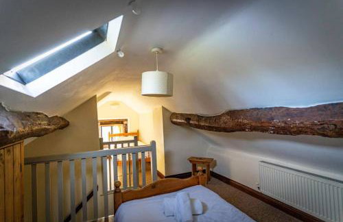 School House, cosy cottage for 12 with hot tub in the Peak District - Photo 29