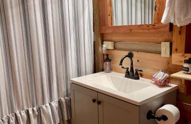 Romantic Log Cabin with Hot Tub near Cherokee National Forest, Tennessee - Foto 24