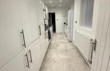 Spacious 4 Bed 4 Bath Stay with Free Parking - Foto 19