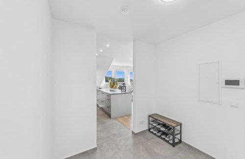 BAT Home Solutions Trierweiler - alles was ein Hotel nicht bietet - 5 Apartments 40 bis 120 qm für bis zu 29 Personen - 5-Raum-Apartment barrierefrei - 60 qm Balkon mit Blick bis Luxemburg - einzeln bis komplett buchbar - 3 Min zur A64 - Foto 7