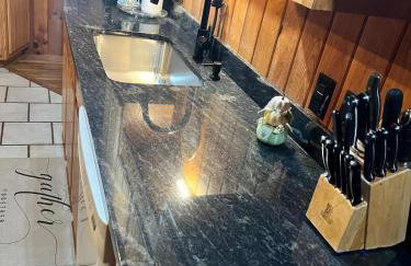 Cozy Log Cabin- W Fireplace - Foto 18