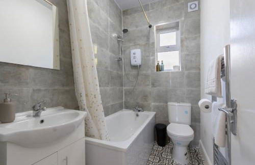 2 Bedroom Flat in the heart of Southend Sleeps 6 - Pass the Keys - Foto 7