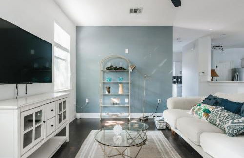 Modern 2-Story Cowboy Pool Home with King Beds Walk to 6th St & Rainey Street - Foto 7