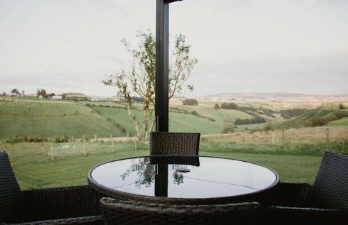 Luxury Glamping Cabin sleeping 4 People with Private Hot Tub and BBQ with views across the North Coast Ballycastle Pod 2 - Foto 3