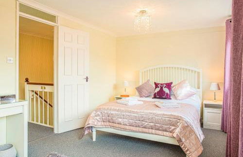 Central 2 Bed House w/ Garden and Free Parking! - Photo 48