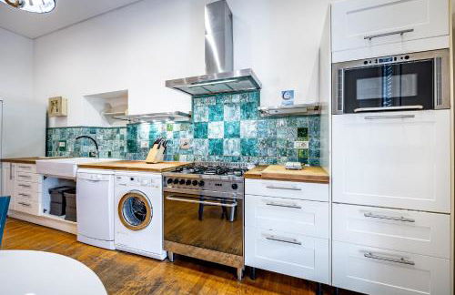 YD Bright 2-Bedroom Retreat with Elevator - Photo 4