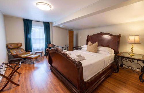 Historic Tudor Home, Heated Pool - Photo 15