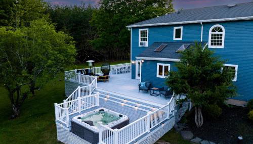 Lux estate! Hot tub, 8 acres, firepit, game room, private pond, EV, lots of privacy, 10 mins to town - Foto 2