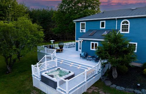 Lux estate! Hot tub, 8 acres, firepit, game room, private pond, EV, lots of privacy, 10 mins to town - Foto 2