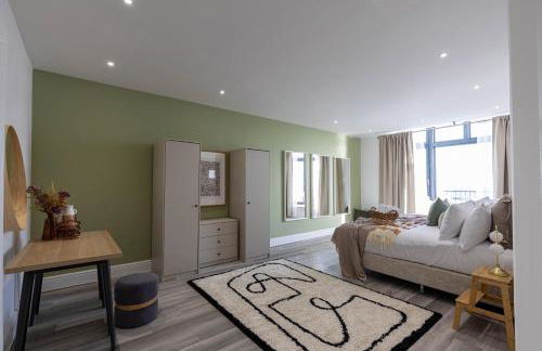 Luxury 1BR Seafront Apartment - Photo 13