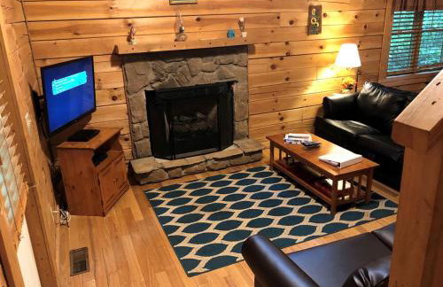 Rustic Cabin Rental in a Tranquil Forest Setting near Oak Hill, West Virginia - Foto 2