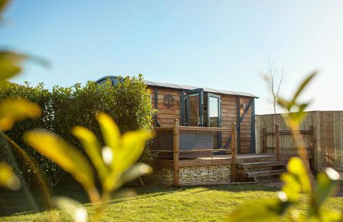 Yew Lodge - Shepherd's Hut Railway Carriage with "Hot Tub" - Sleeps 4 - Escape Completely! - Foto 1