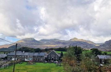 Cheerful Snowdonia cottage,garden snug, mountain views, sleeps 4, near zip world - Foto 7