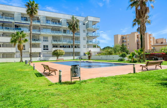 Charming Apartment With Patio - Photo 27