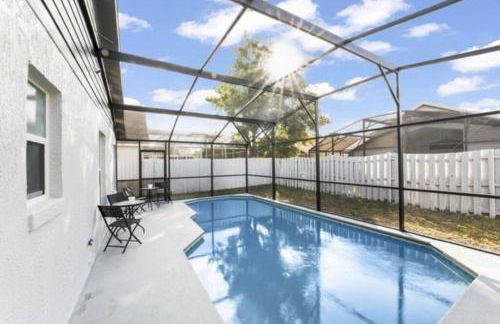 Retreat with Heated Pool in a Serene Community - Foto 1