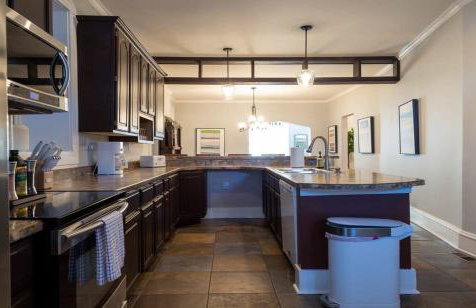 Elegant 6BR-4BA Family Home with Garage ABODEbucks - Foto 11