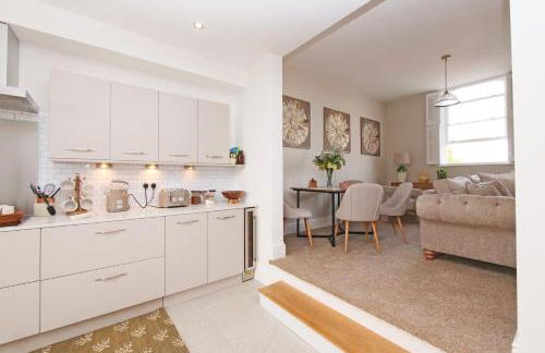 Apartment 11 Bluebridge with Free Parking - Photo 9