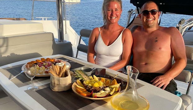 Um casal desfrutando de um delicioso almoço a bordo