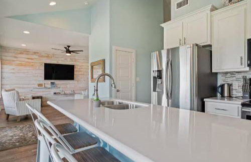 Steps to the Beach | Tiki Bar Fun | Epic Bay Views | Sleeps 8 - Foto 18