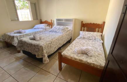 Casa com varanda, 2 quartos, wi-fi, próximo ao centro da cidade - Foto 3