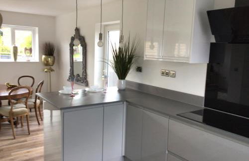 Luxurious 3 bedroom house now with FULL FIBRE INTERNET Shangri la in village of Alfrick with driveway parking for 3 cars in an area of outstanding natural beauty, superb walking,close to Worcester, Malvern showground, theatre, Malvern hills, dogs welcome - Photo 15
