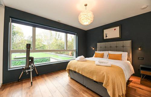 Architect-Designed Luxury Retreat 3BR Chessington - Pass the Keys - Photo 19