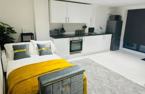 Perfect 1 Bed Apartment Sleeps 5 1 Kingsize bed 1 double Sofabed & Foldable Single bed Free Parking Wifi good transport network shopping Holiday Makers Families Contractors in North London - Photo 52