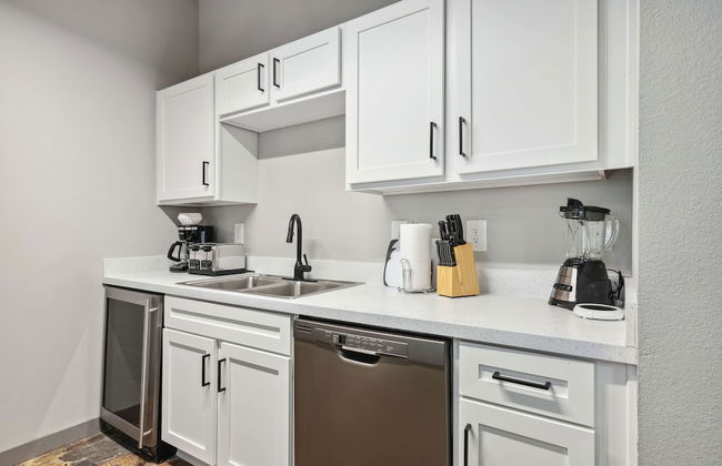 Spacious 2BR Downtown Retreat - Photo 19