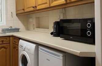 Elegant & Cozy 3 Bed End Terraced Stay - Photo 10