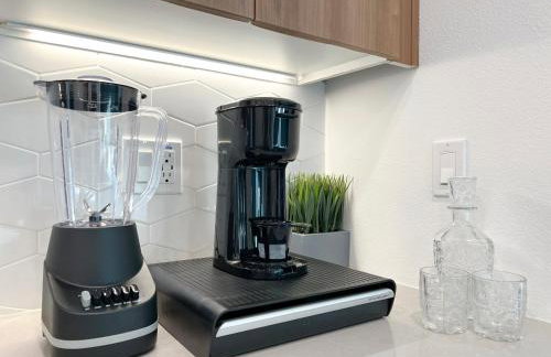 Modern Cosmopolitan APT Mid Hollywood with Free Parking 10mins to Universal Studios - Photo 28