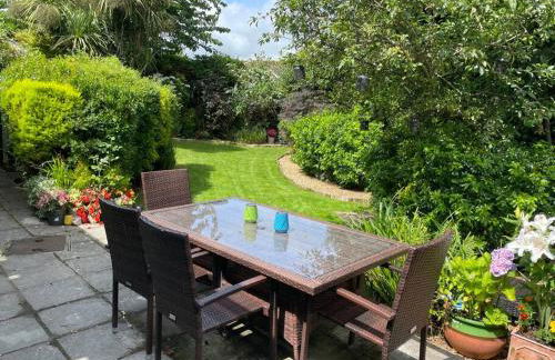 Lovely Charmouth cottage with log fire & garden close to beach - Photo 9